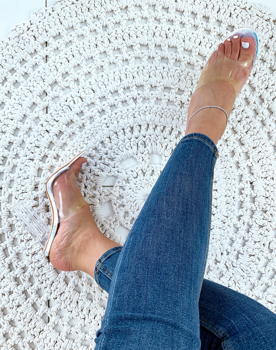 Mules holographiques effet croco à talons et larges brides transparents