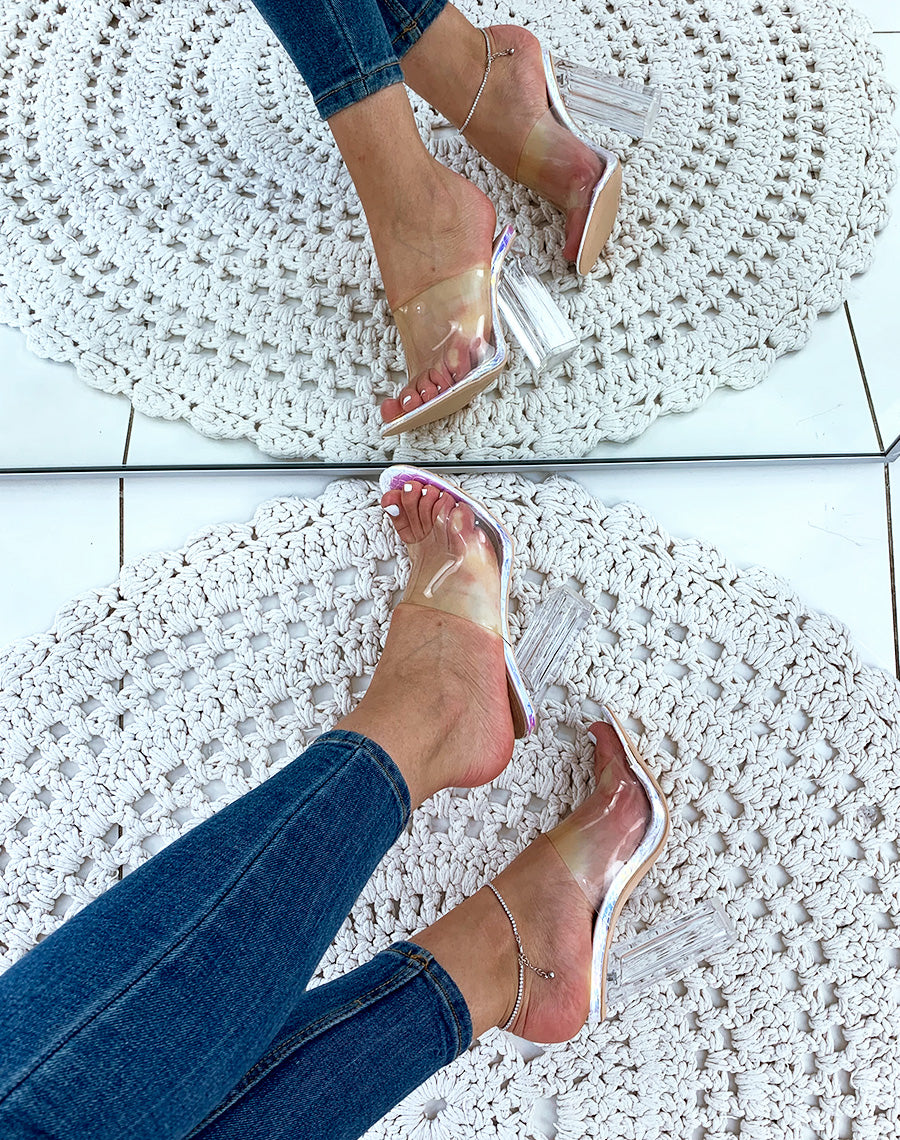 Mules holographiques effet croco à talons et larges brides transparents