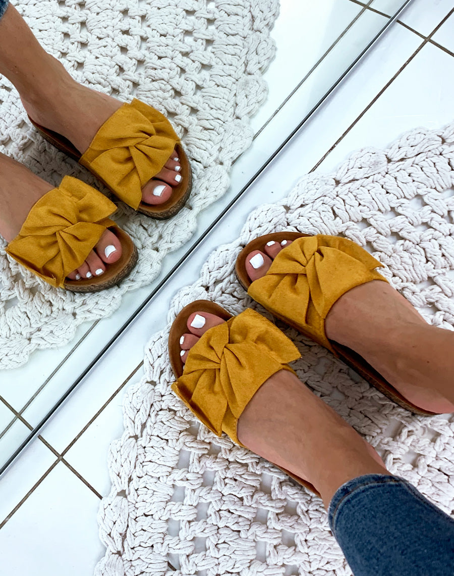 Mules jaunes en suédine à gros nœud