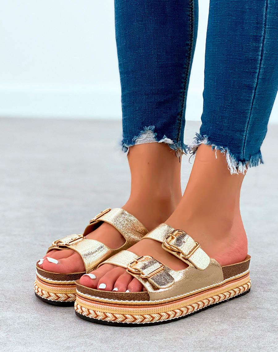 Mules à lanières dorées et plateforme épaisse