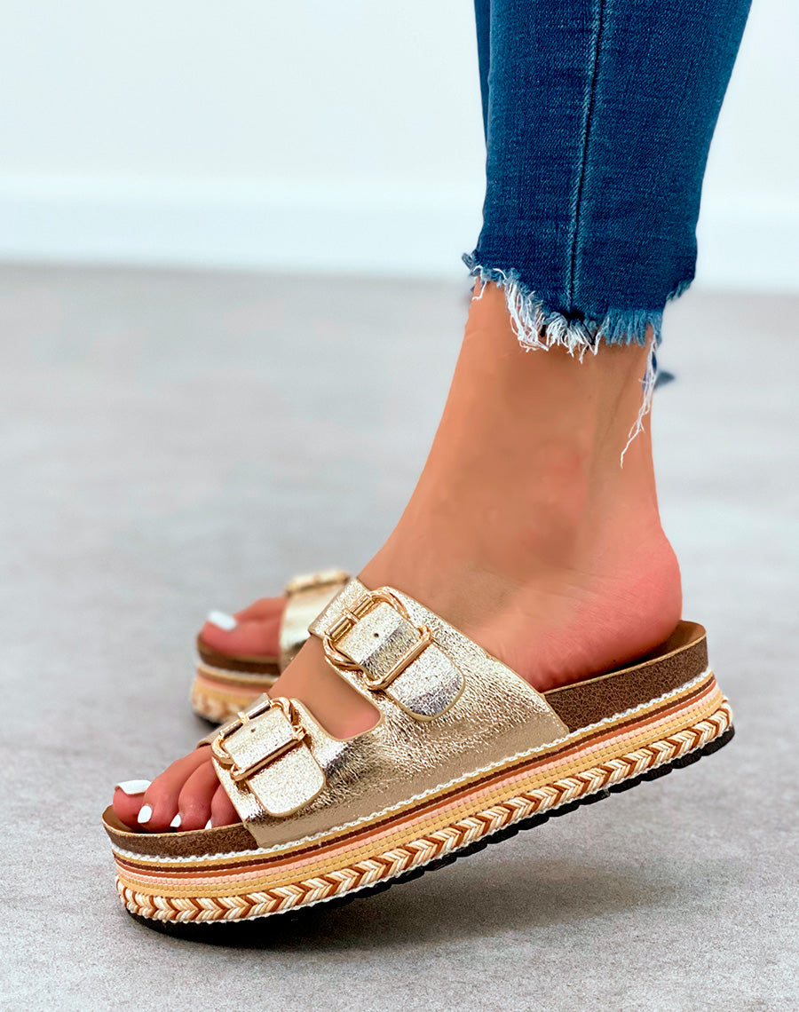 Mules à lanières dorées et plateforme épaisse