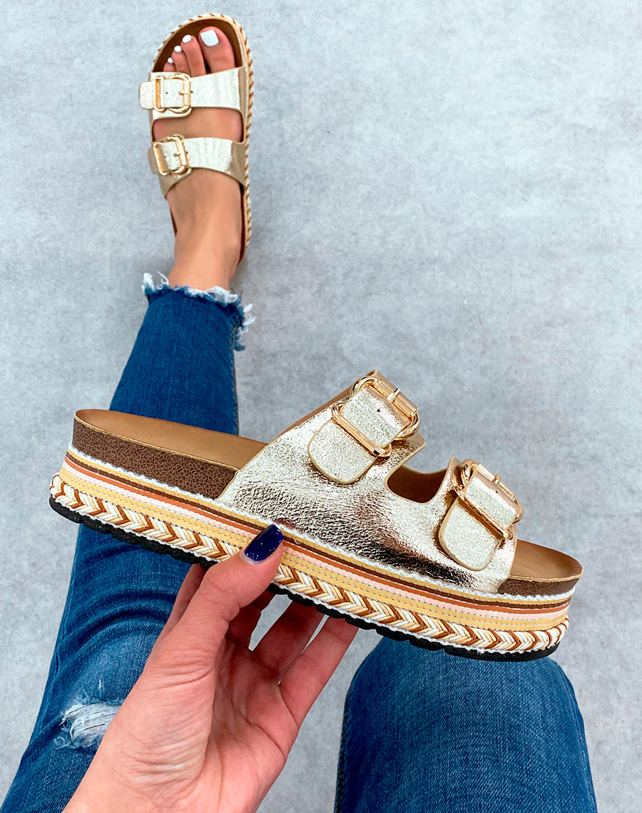 Mules à lanières dorées et plateforme épaisse