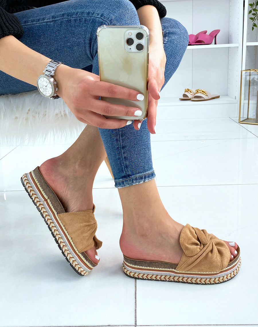 Mules à large bride en suédine camel et motif aztèque