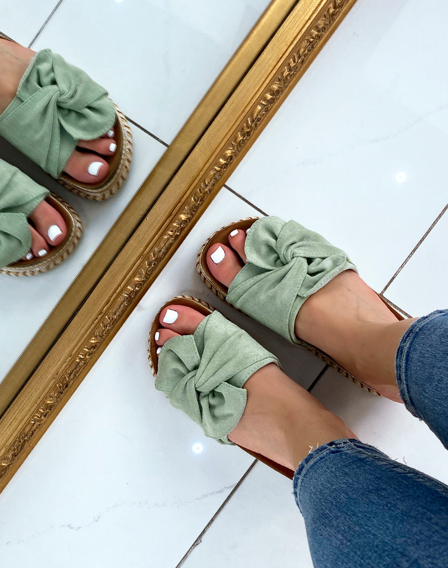 Mules à large bride en suédine vert pastel et motif aztèque