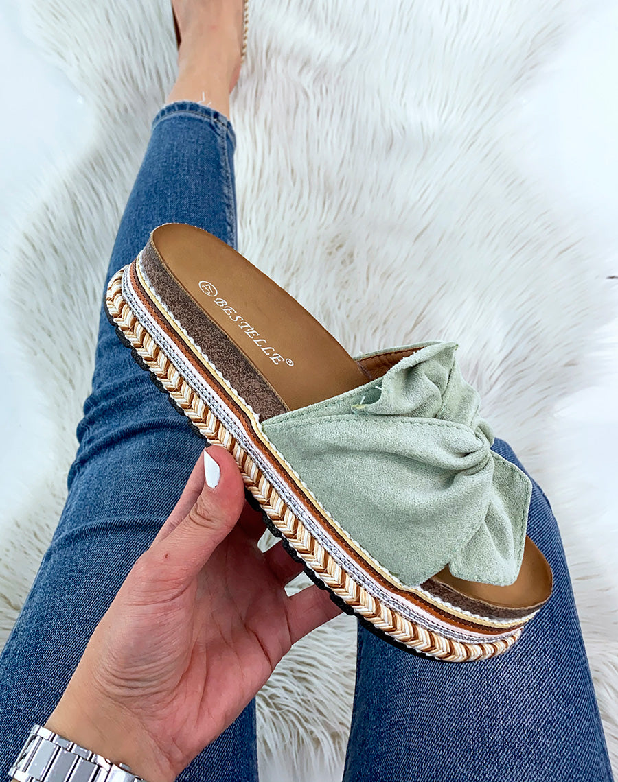 Mules à large bride en suédine vert pastel et motif aztèque