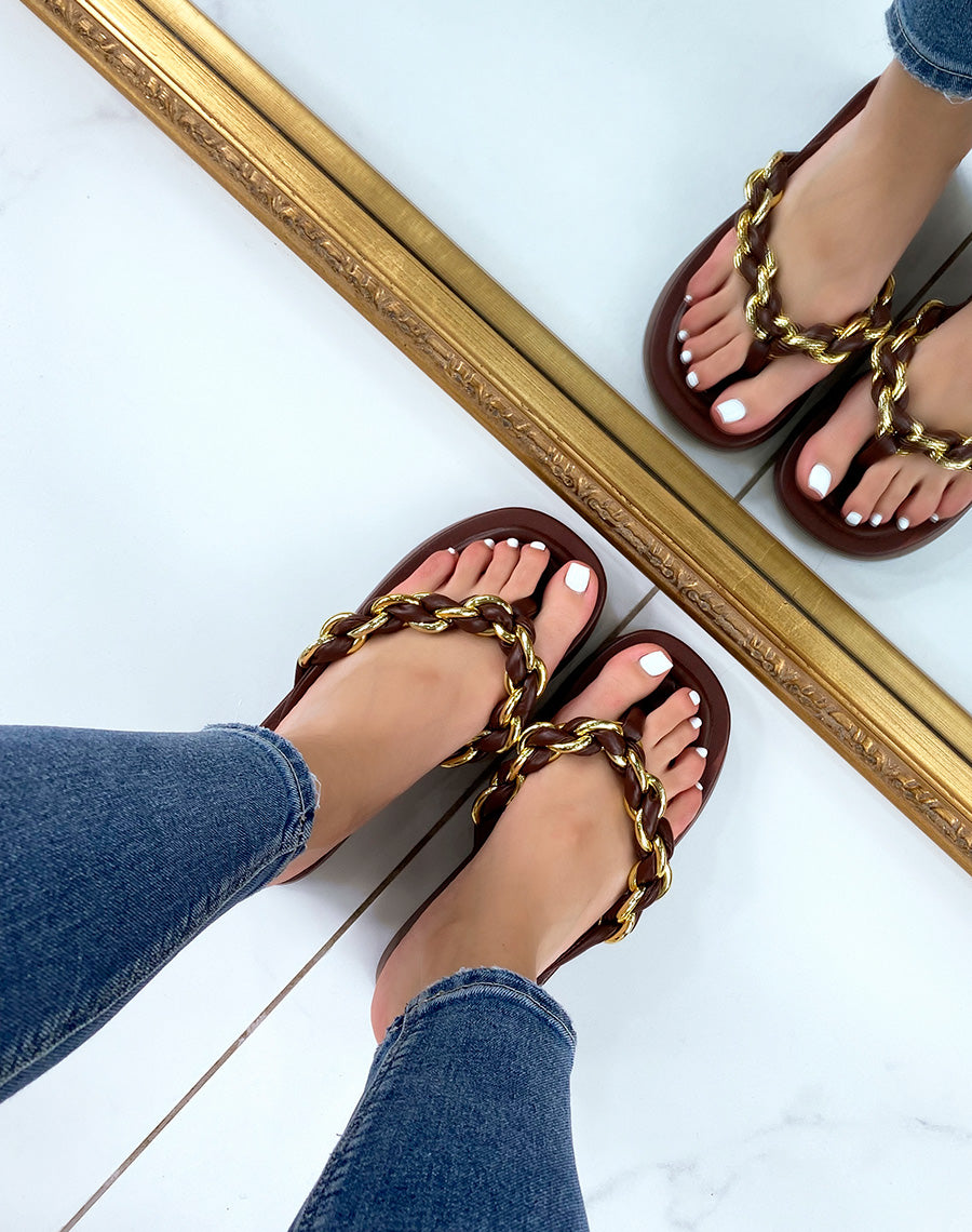 Mules marron chocolat à semelle épaisse et lanière torsadée noire et dorée