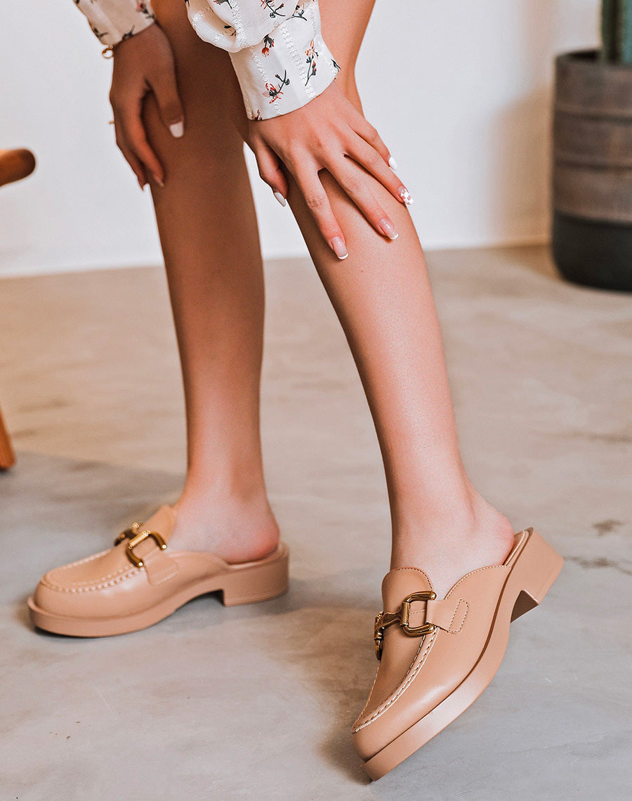 Mules mocassins beiges à empiècement doré