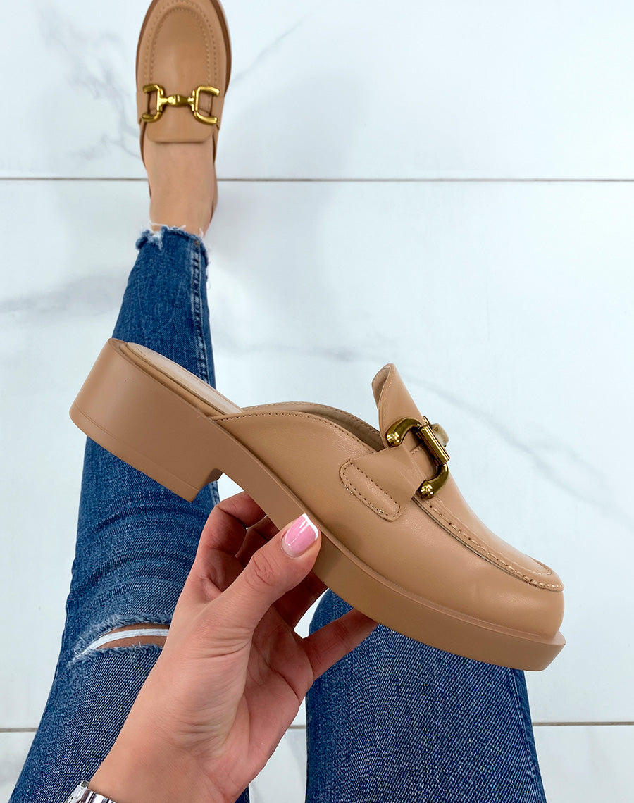 Mules mocassins beiges à empiècement doré
