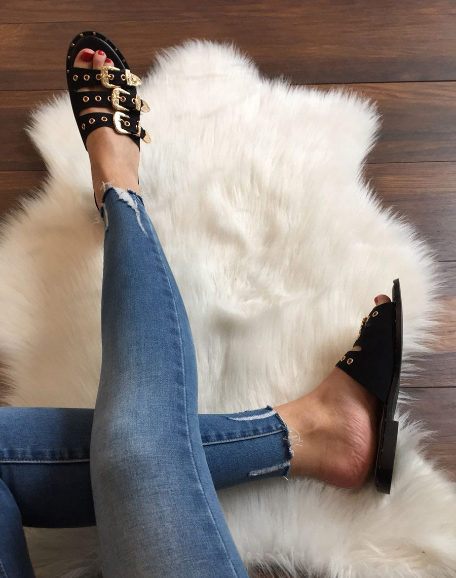 Mules noires avec boucles dorées