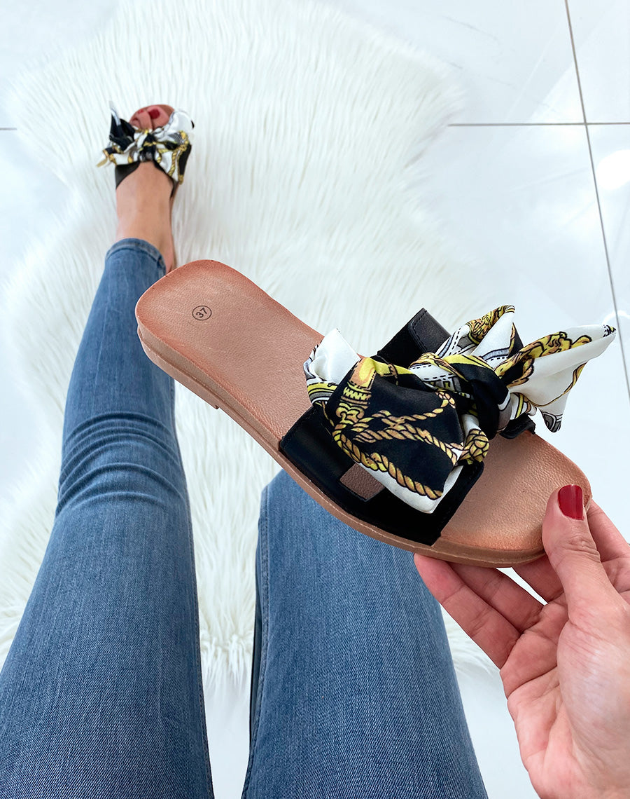 Mules noires avec foulard noir