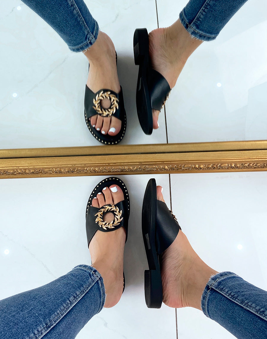 Mules noires à bijou rond et doré