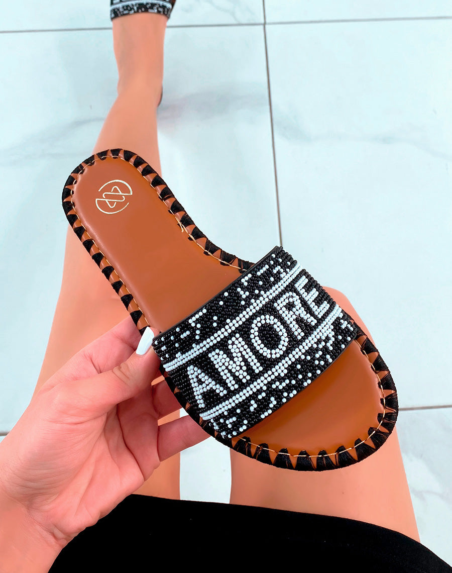 Mules noires à bride avant à inscription perlée