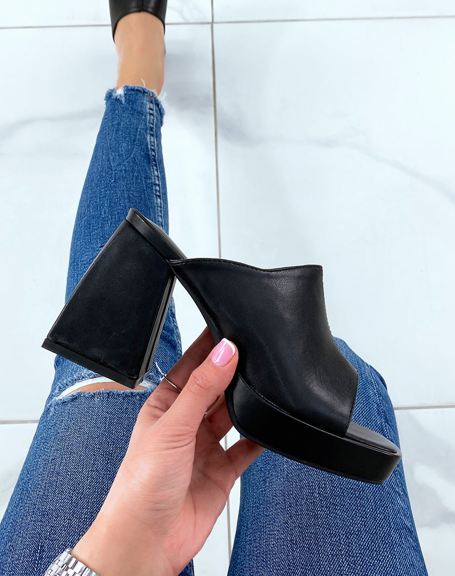 Mules noires à bride épaisse et talon épais et imposant