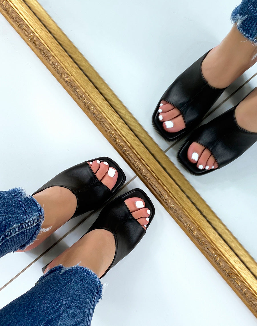 Mules noires à bride épaisse et talon épais et imposant