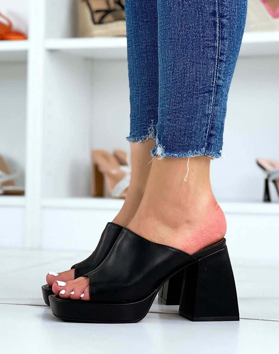 Mules noires à bride épaisse et talon épais et imposant