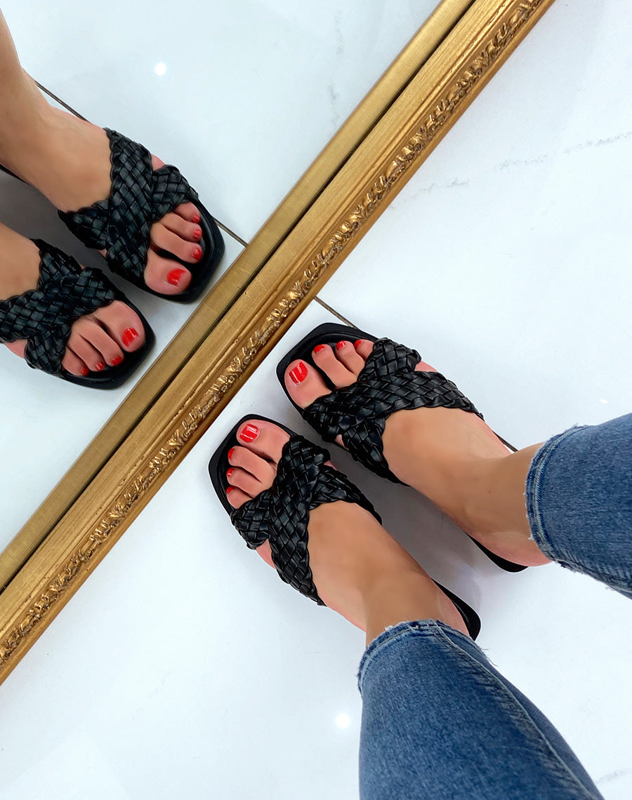 Mules noires à brides croisées et tressées