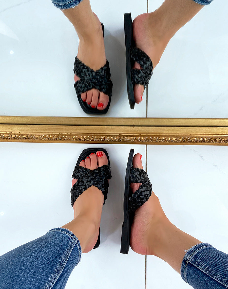 Mules noires à brides croisées et tressées