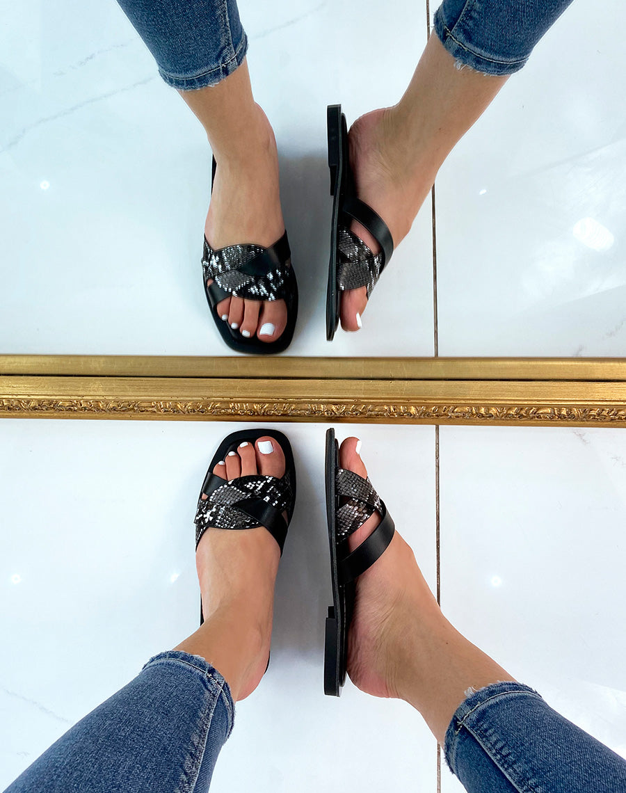Mules noires à brides entrecroisées