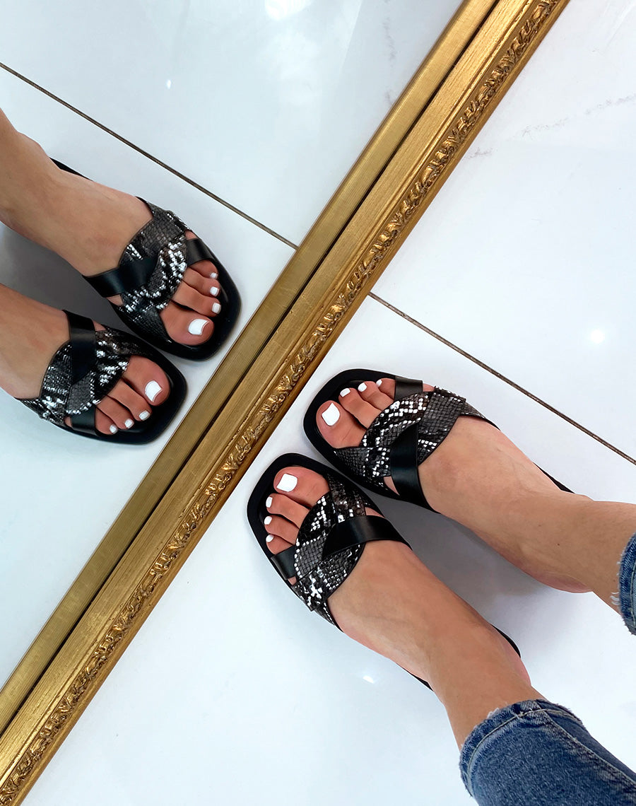 Mules noires à brides entrecroisées