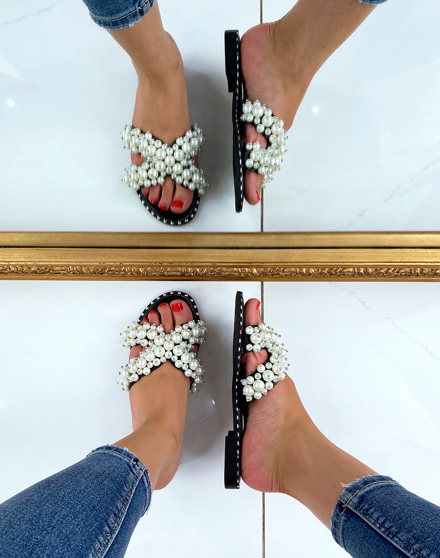 Mules noires à brides entrecroisées à perles