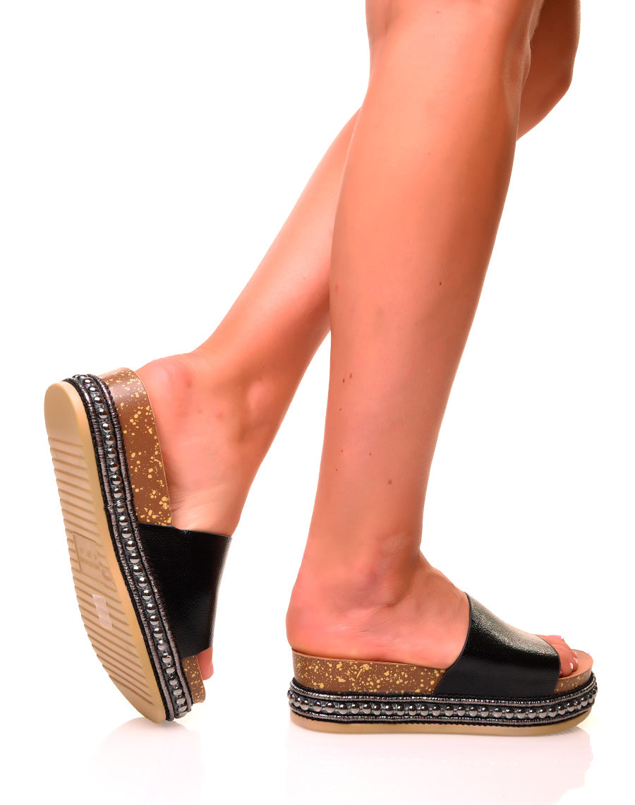 Mules noires brillantes à semelles compensées à détails