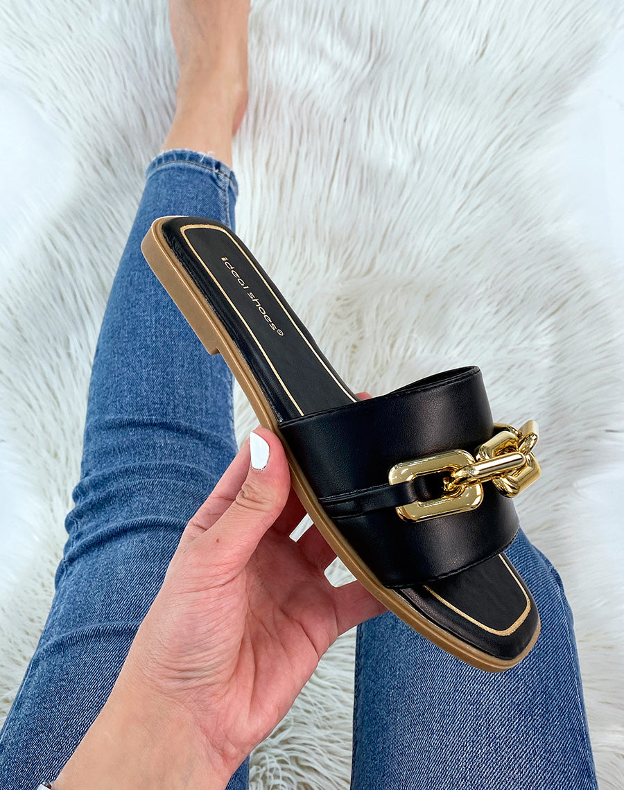 Mules noires à chaîne dorée