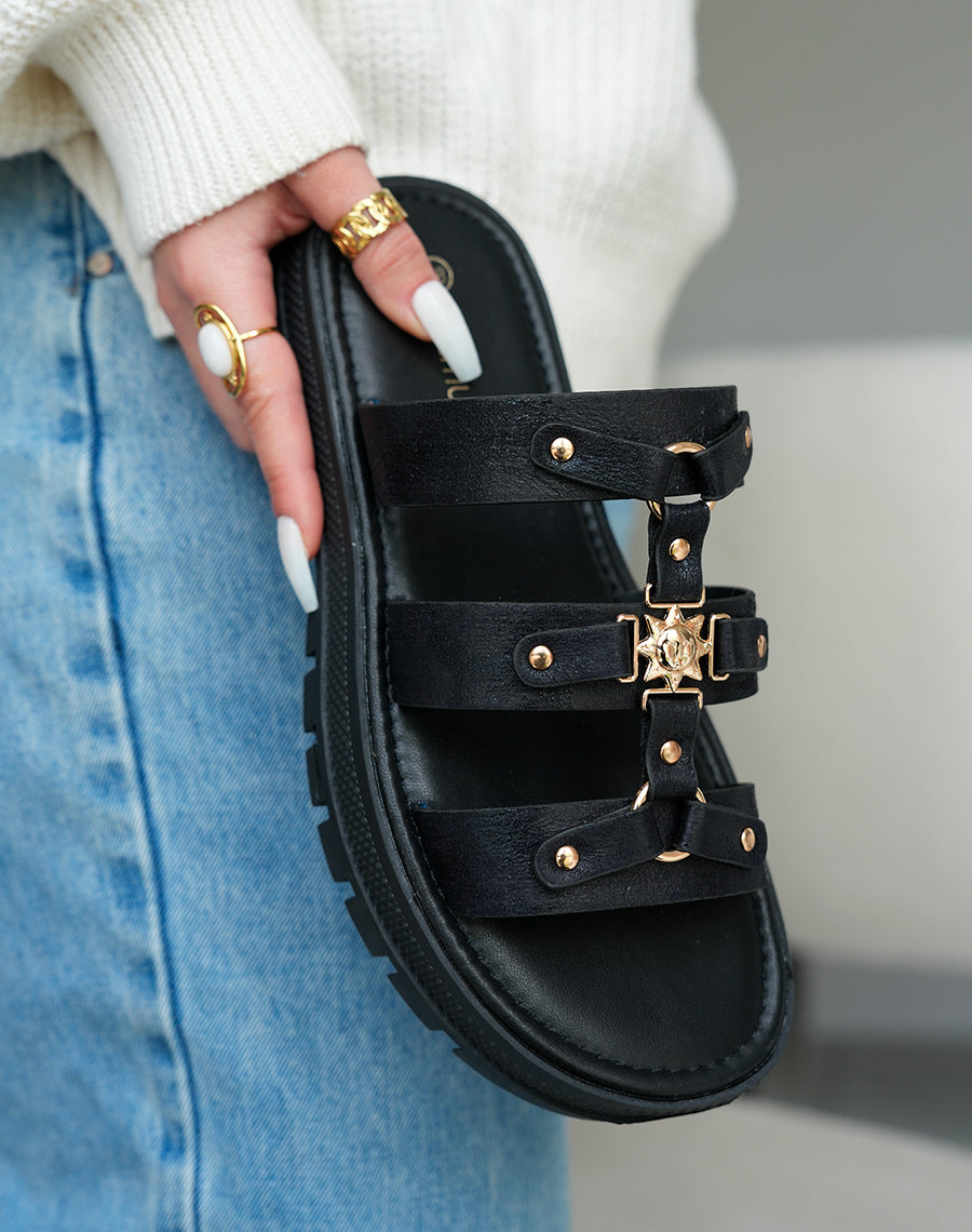 Mules Noires Cloutées avec Bijoux Soleil – Éclat et Audace au Quotidien
