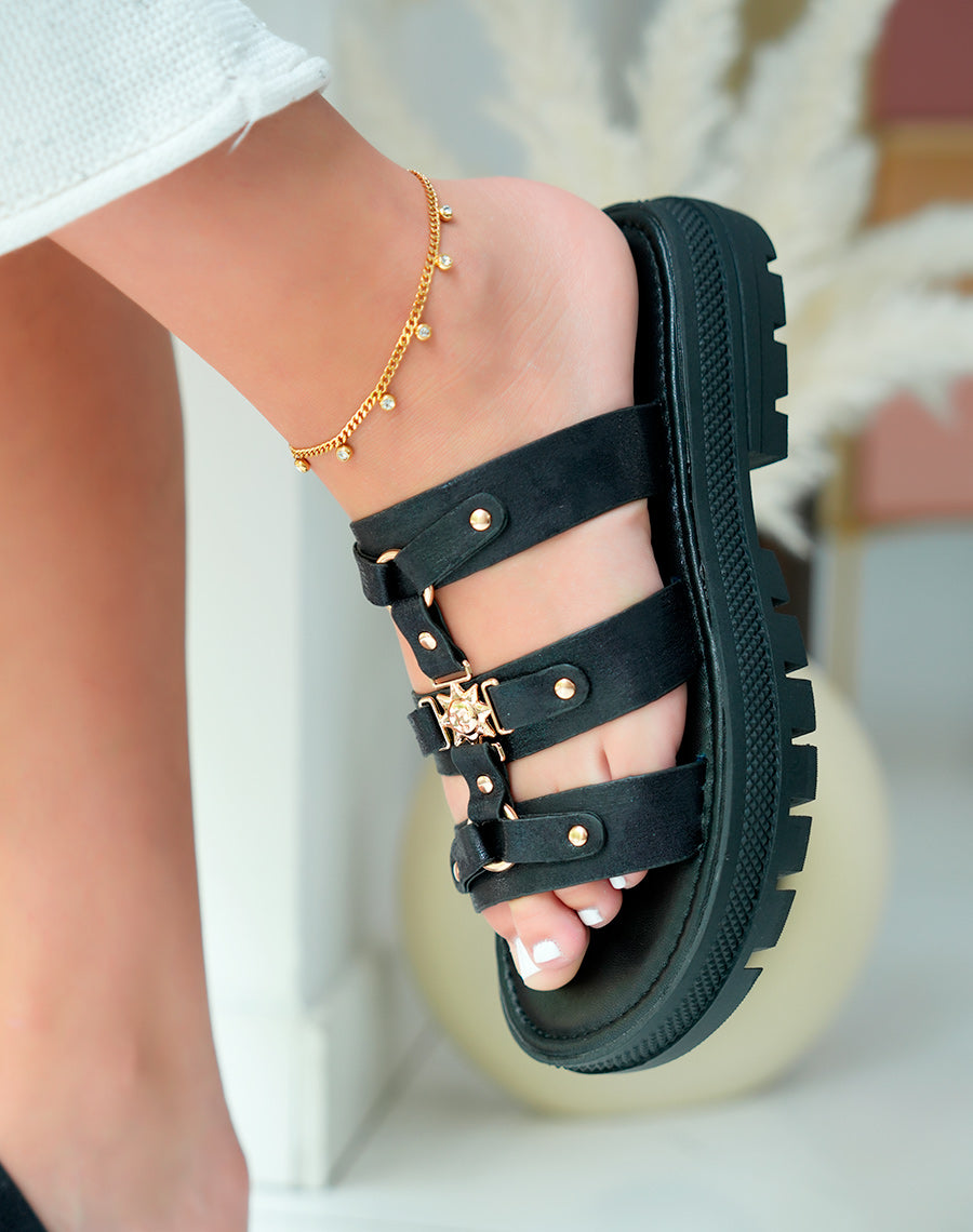 Mules Noires Cloutées avec Bijoux Soleil – Éclat et Audace au Quotidien