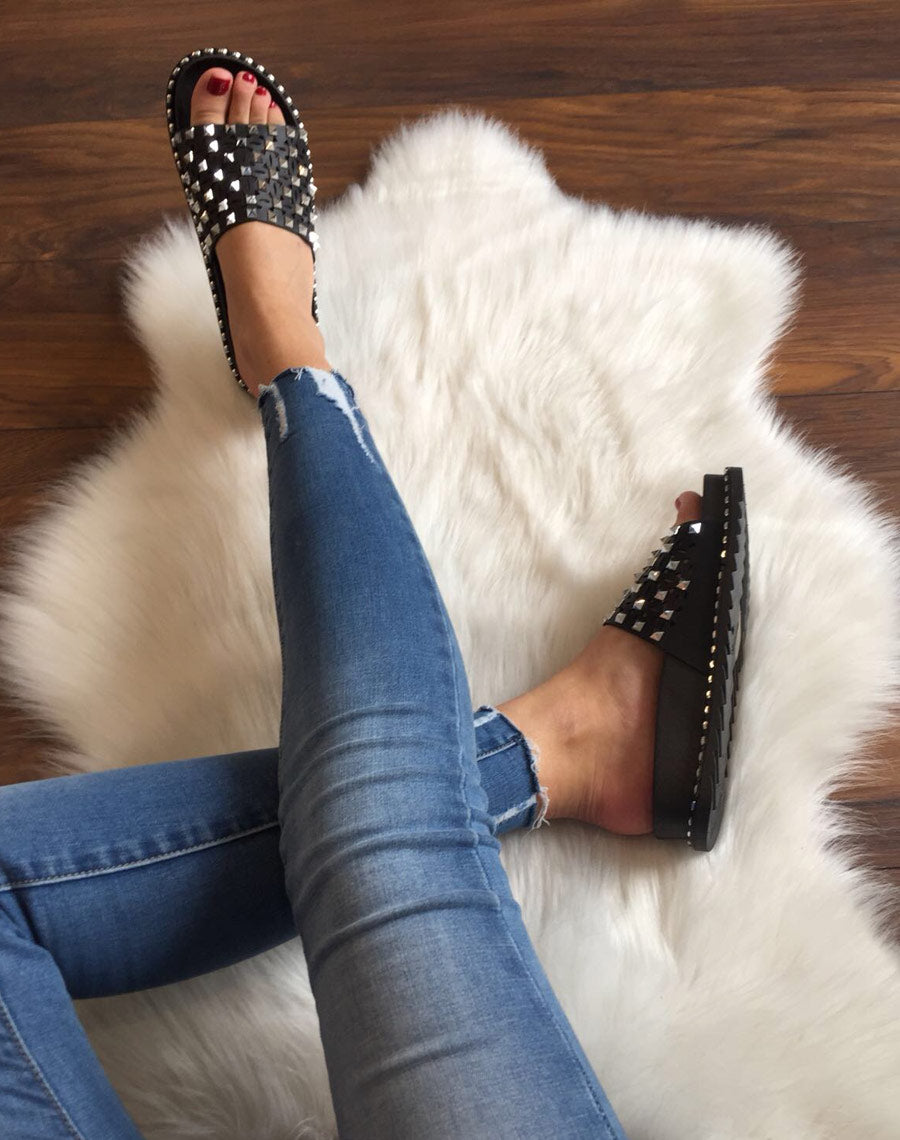 Mules noires cloutées à semelles crantées