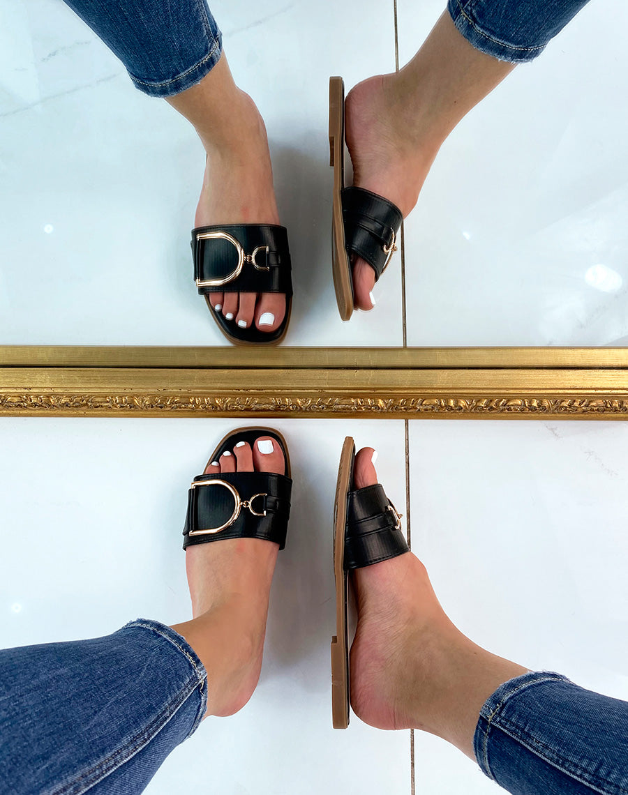 Mules noires à détail doré