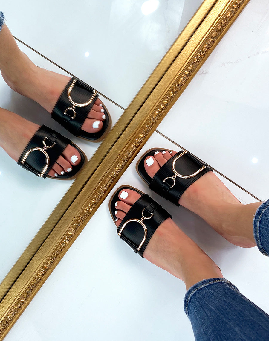 Mules noires à détail doré