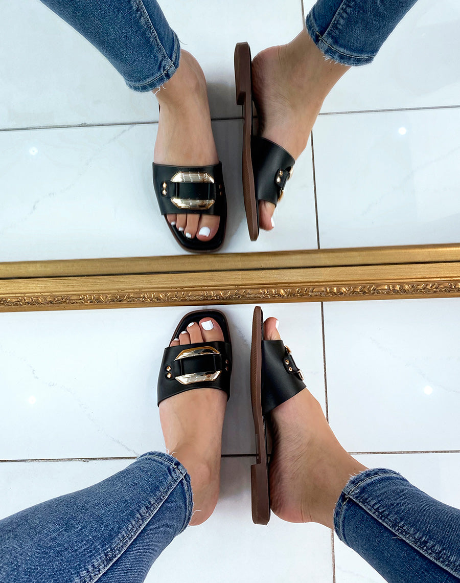 Mules noires à détail doré