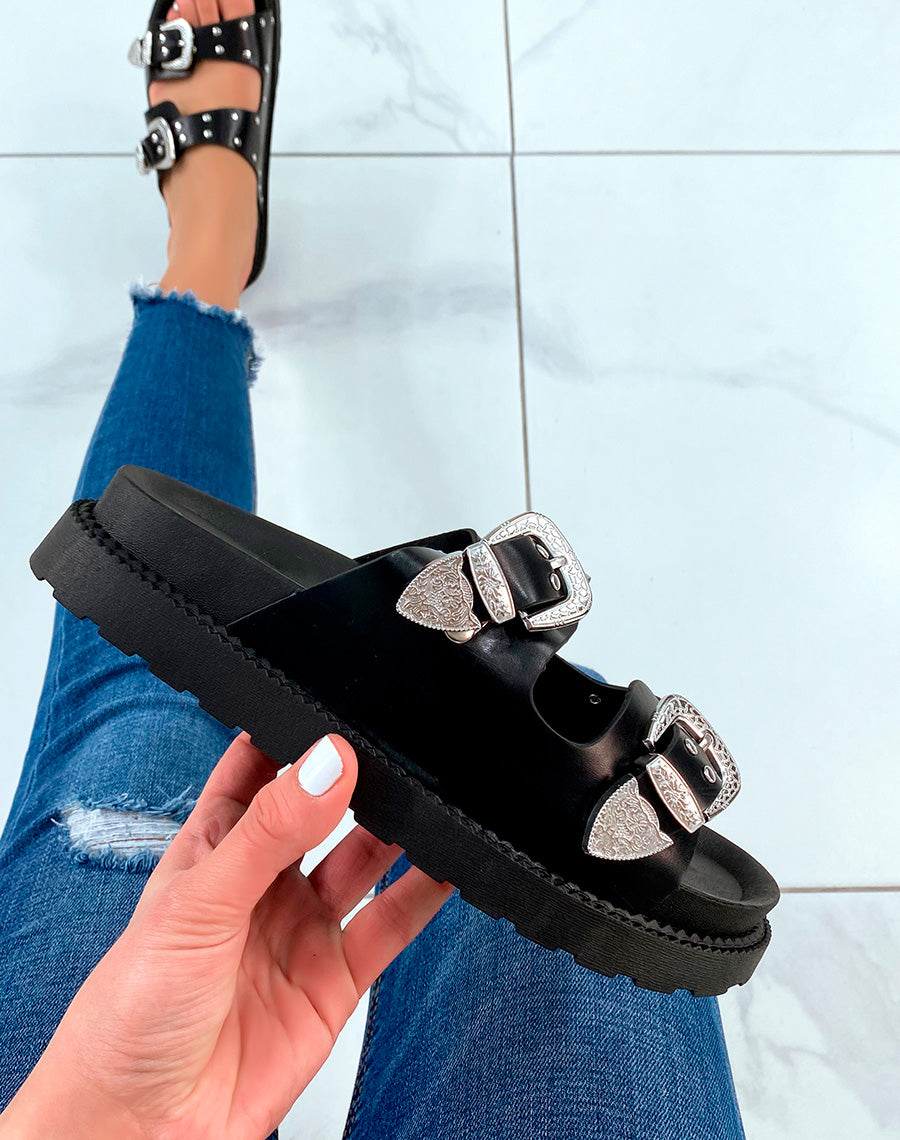 Mules noires à double bride cloutées et fermoirs argentés