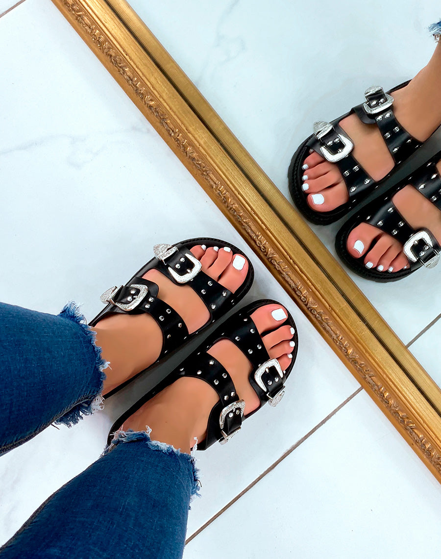 Mules noires à double bride cloutées et fermoirs argentés