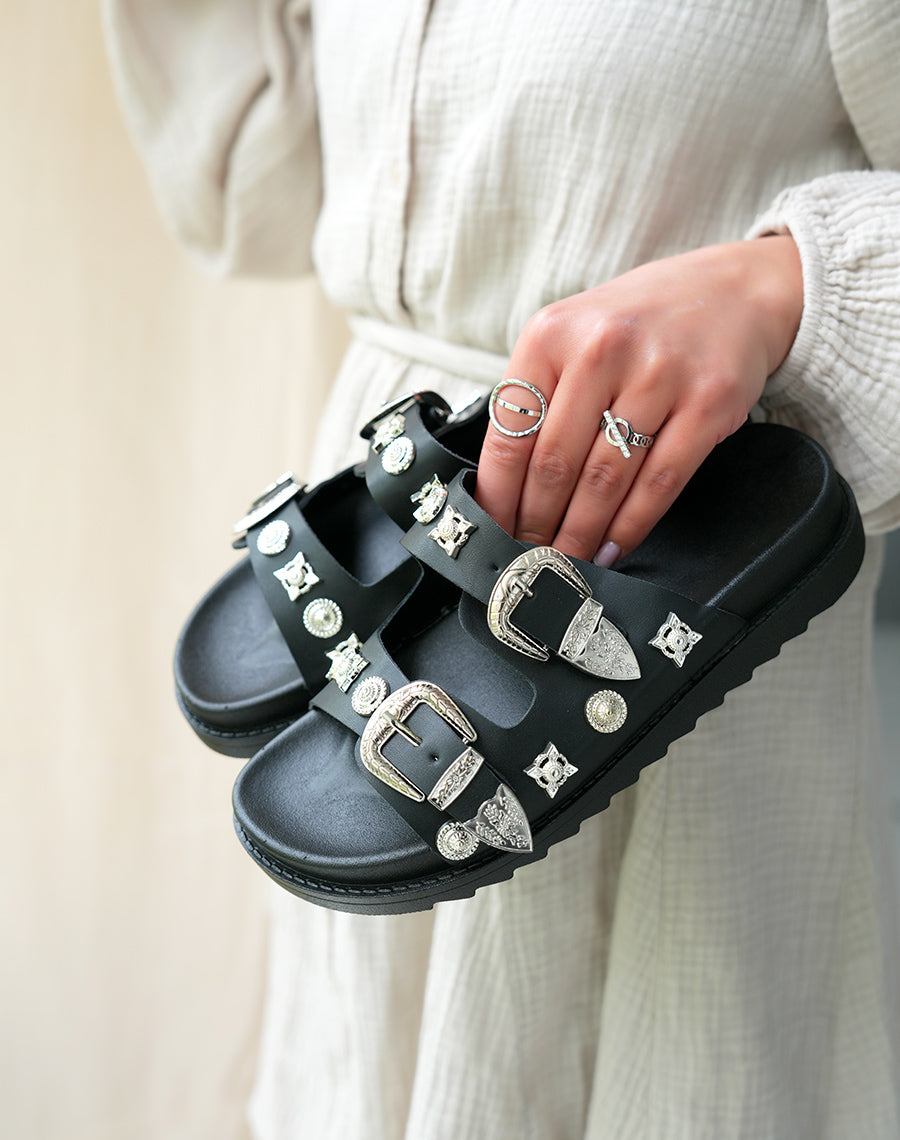 Mules noires à double brides à bijoux argentés