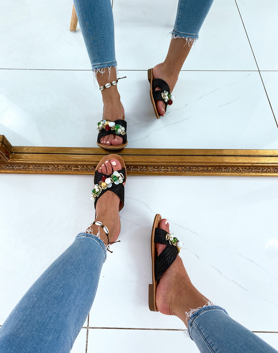 Mules noires à double brides entrecroisées ornées de bijoux