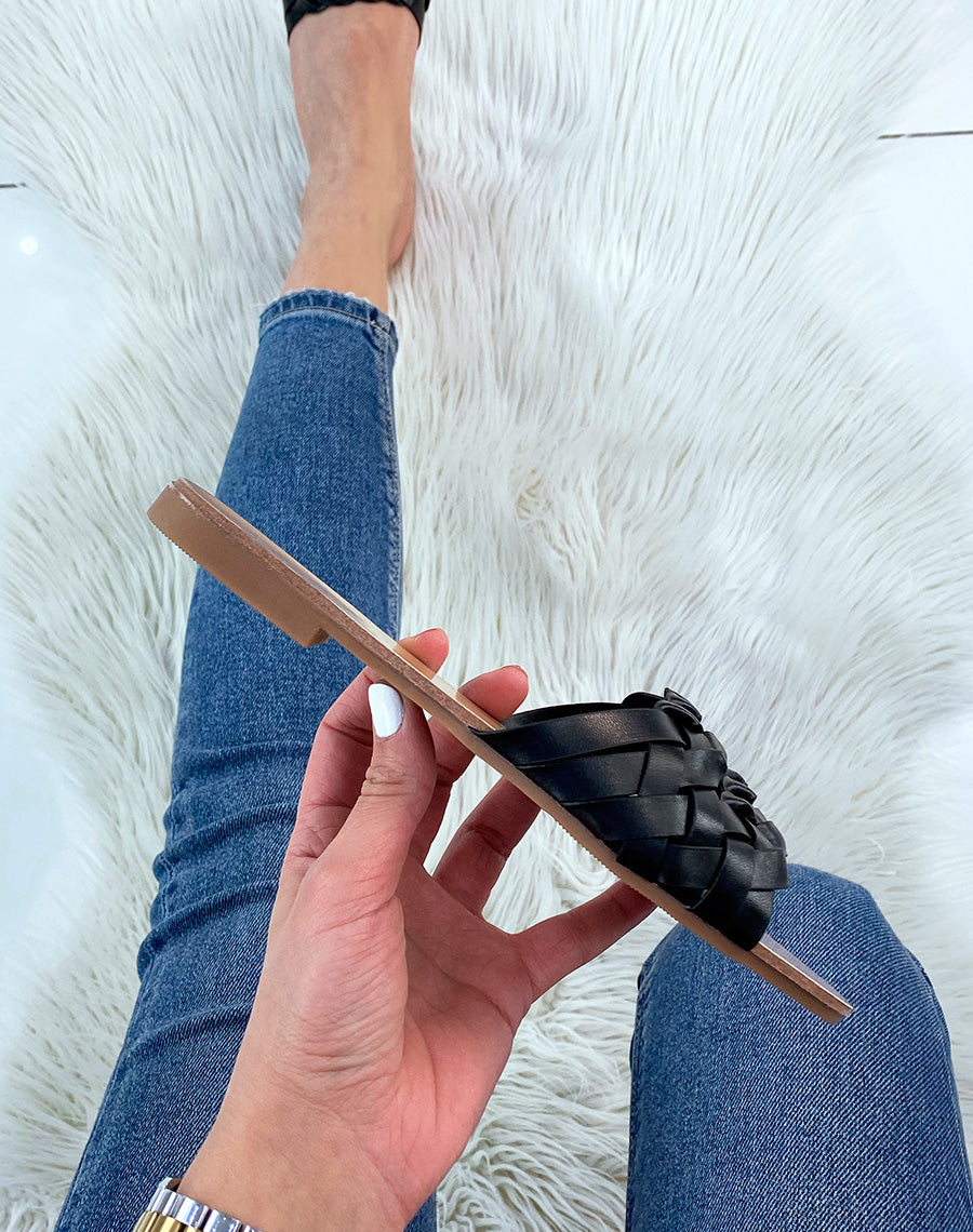 Mules noires à doubles brides tressées