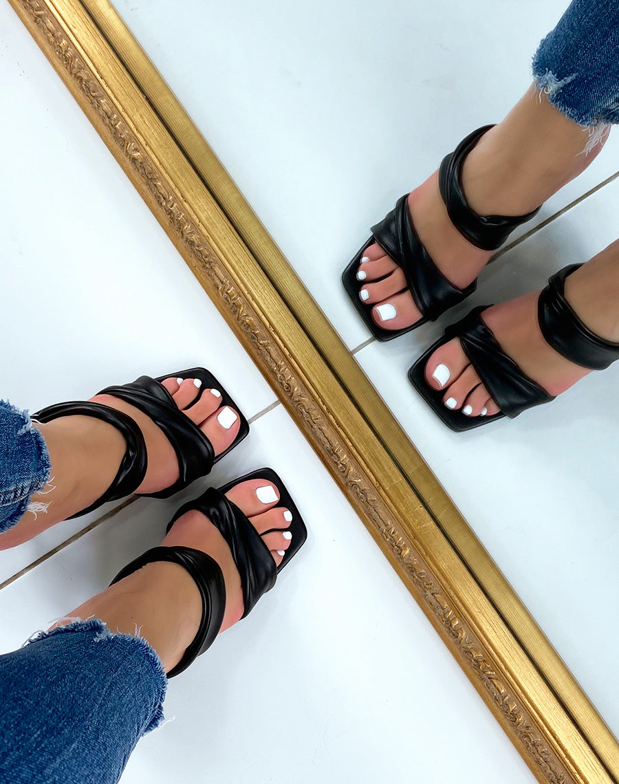 Mules noires à doubles lanières