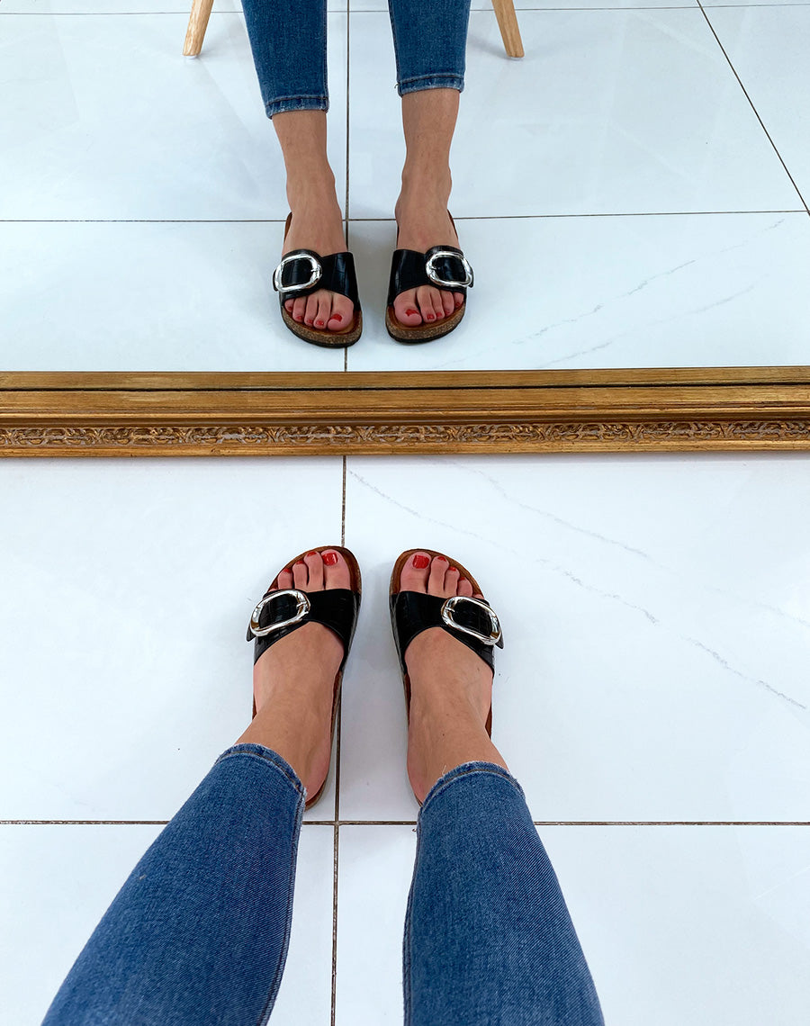 Mules noires effet croco à boucles et à semelles anatomiques