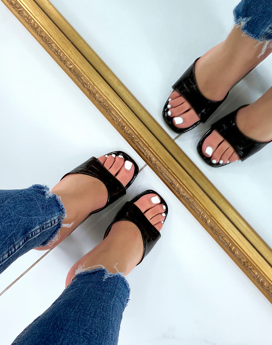 Mules noires effet croco à talon transparent carré