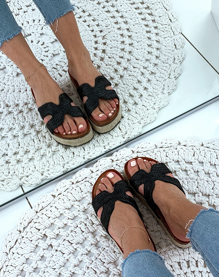Mules noires en raphia tressé