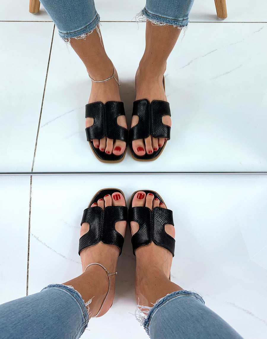 Mules noires en similicuir effet python à large bride