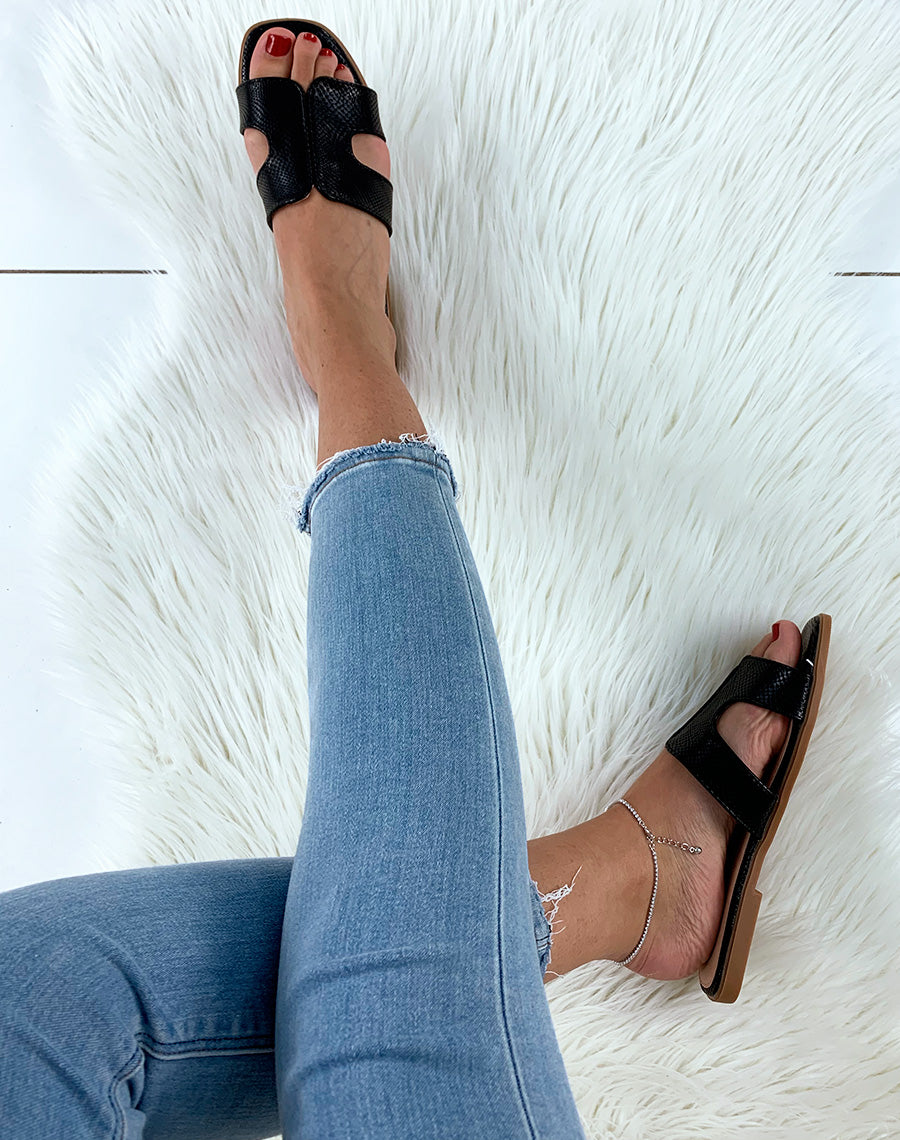 Mules noires en similicuir effet python à large bride