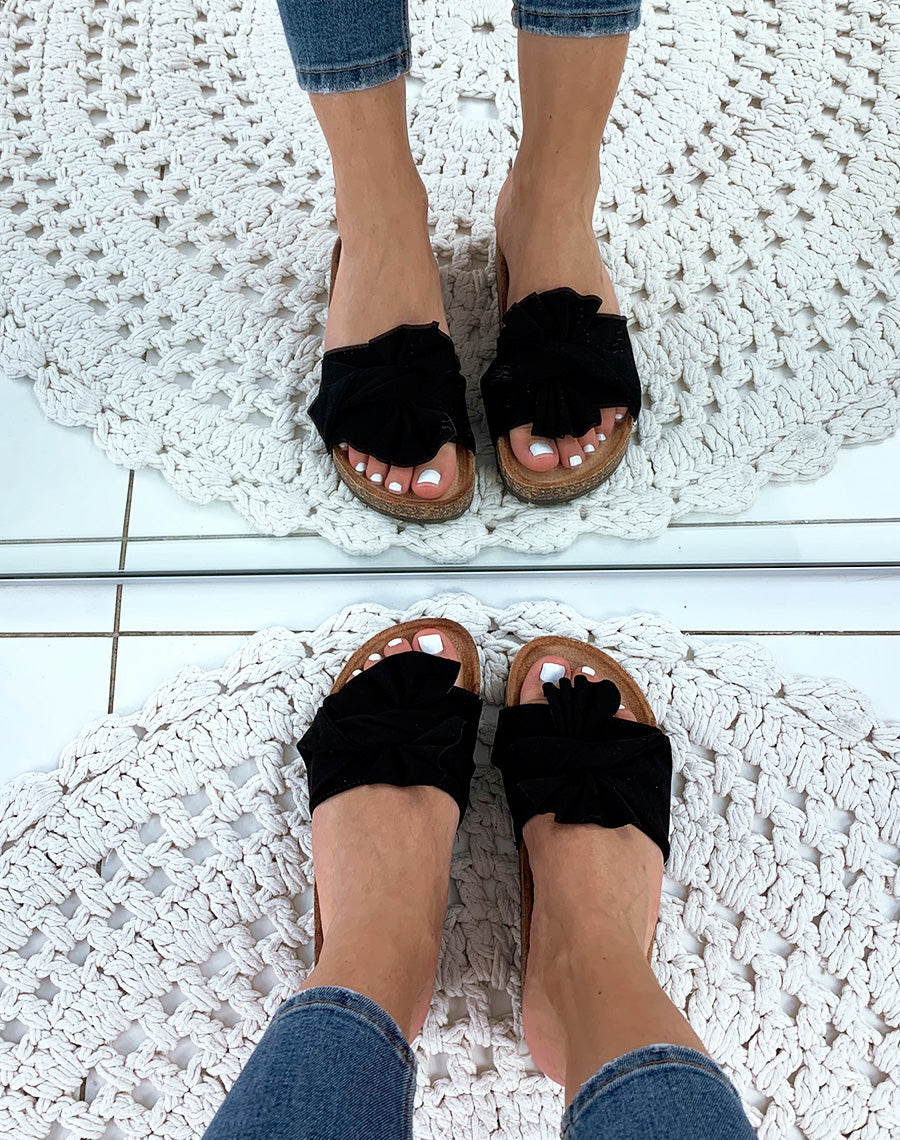 Mules noires en suédine à gros nœud volant