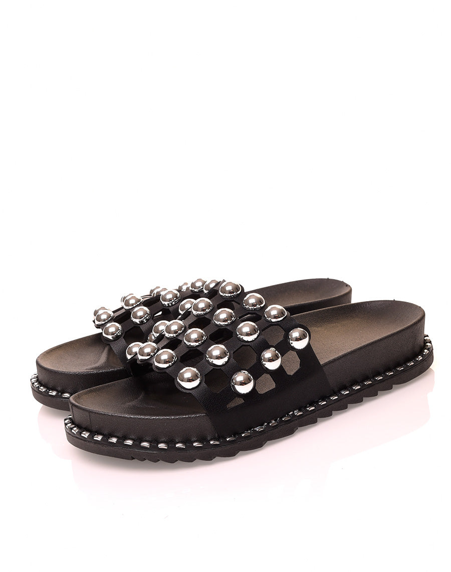 Mules noires à gros clous argentés