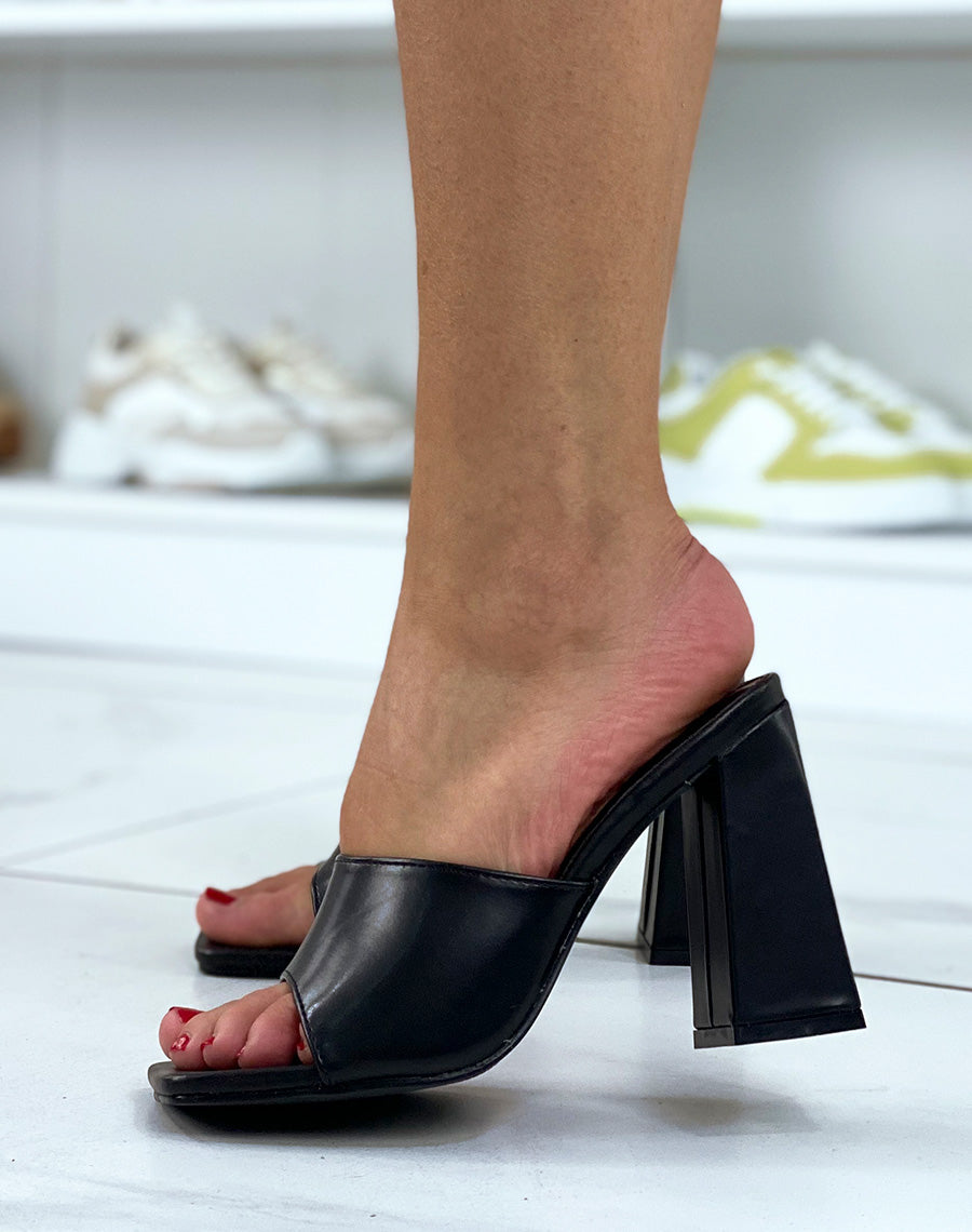 Mules noires à gros talon carré
