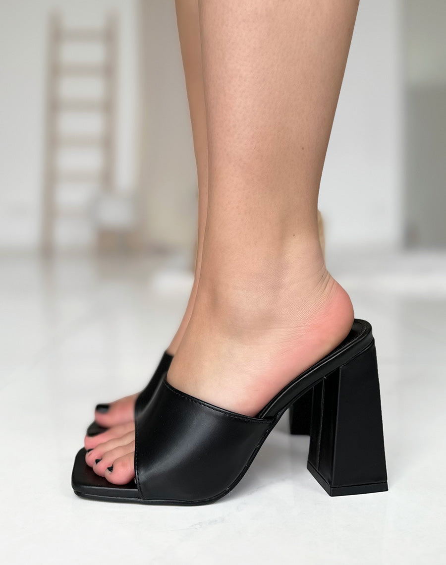 Mules noires à gros talon carré