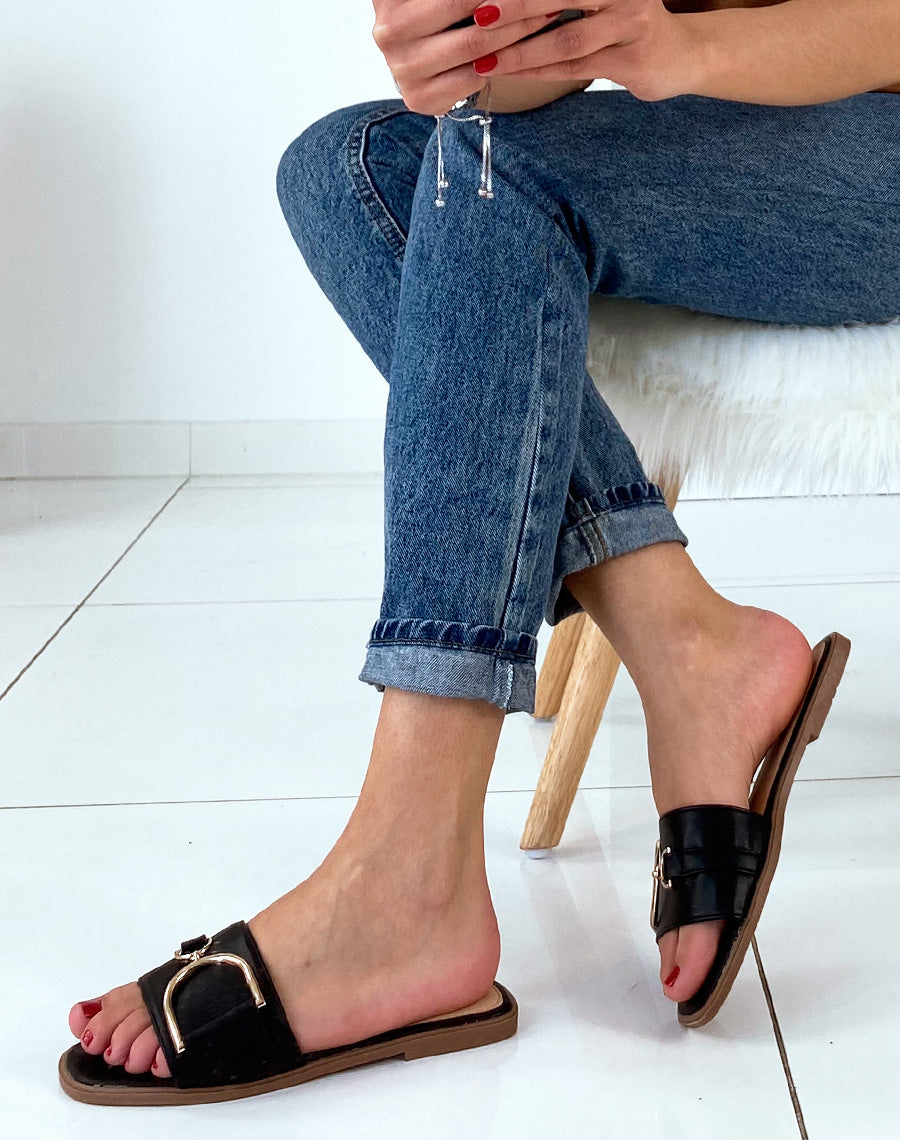 Mules noires à grosses boucles