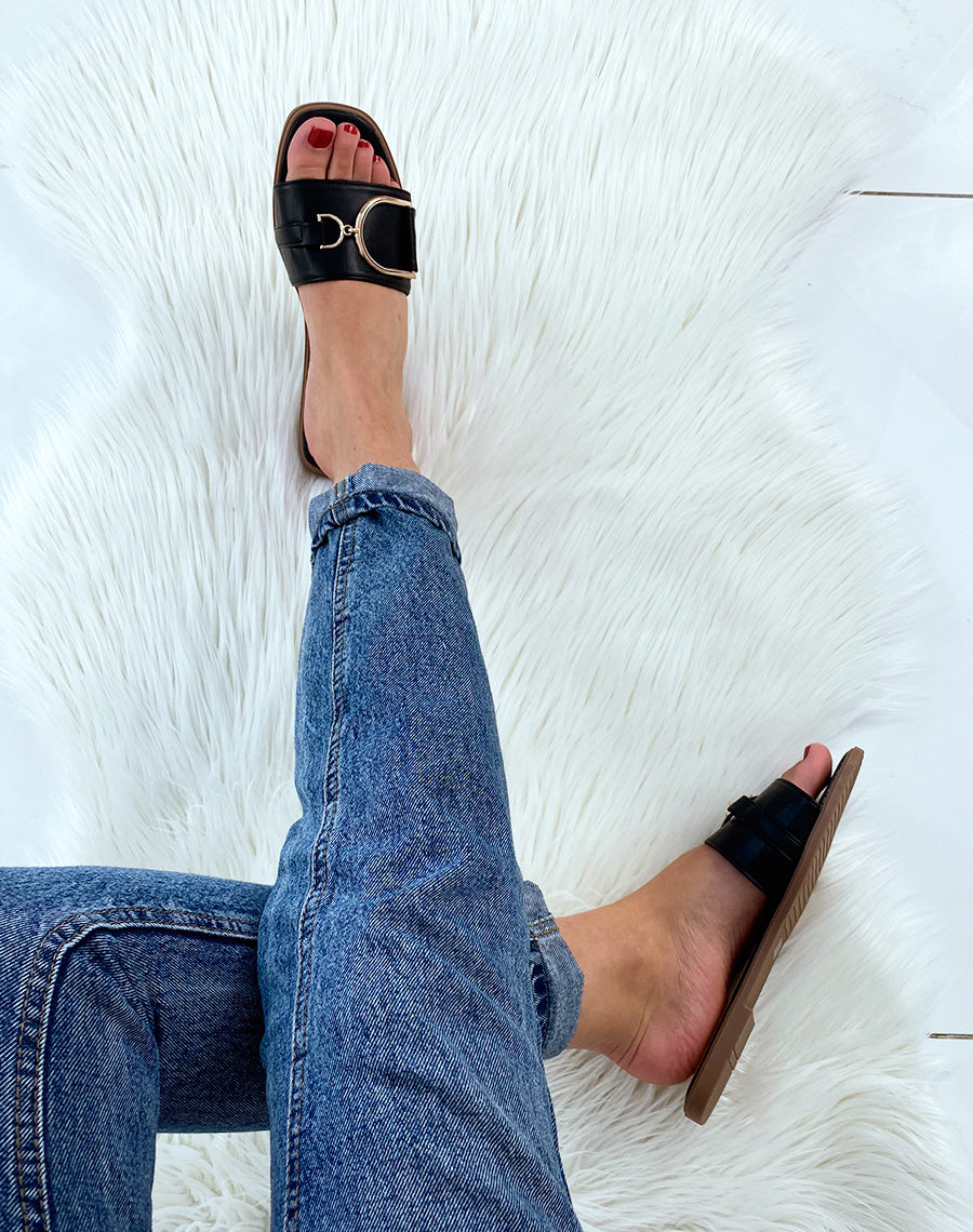 Mules noires à grosses boucles