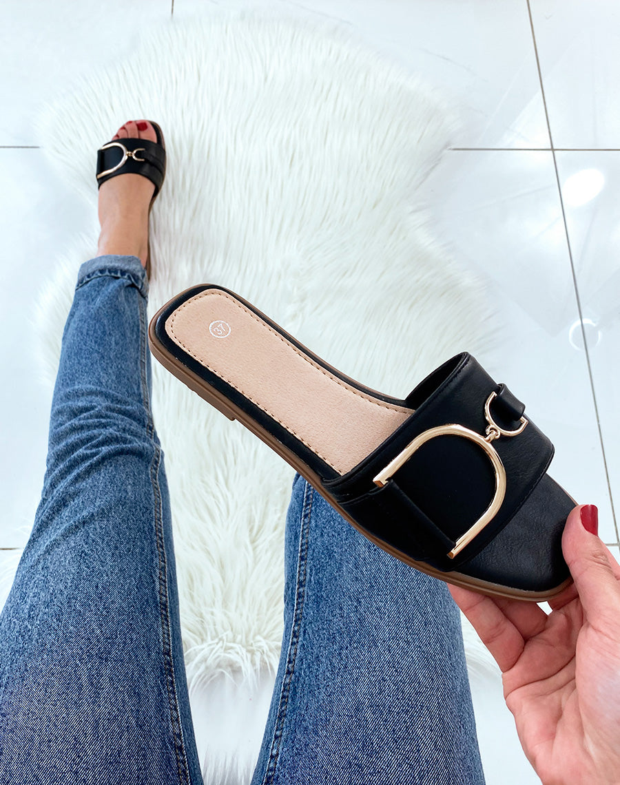 Mules noires à grosses boucles